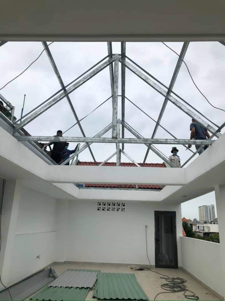 Thi công lắp đặt mái tôn - Cửa Sắt Phong Nhật - Cơ Sở Cơ Khí Phong Nhật